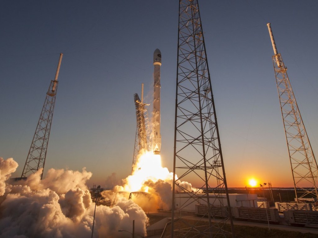 SpaceX запустила Falcon 9 с испанским спутником (ВИДЕО)