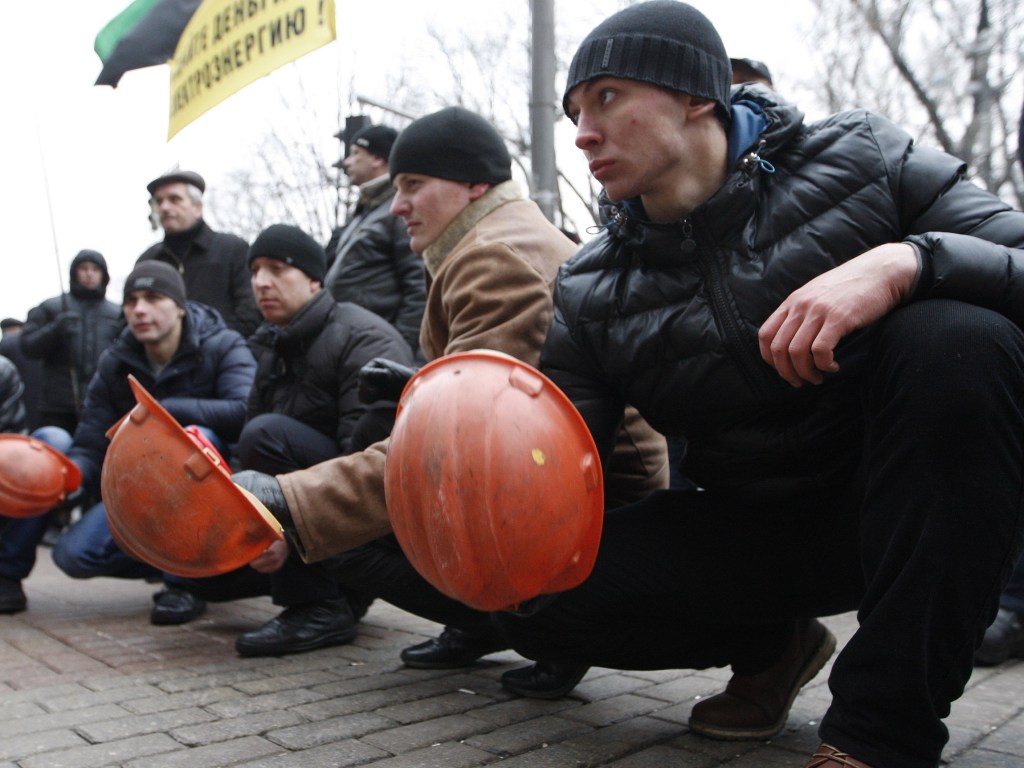 Минимальные зарплаты за опасный труд: как в Украине уничтожают шахтеров