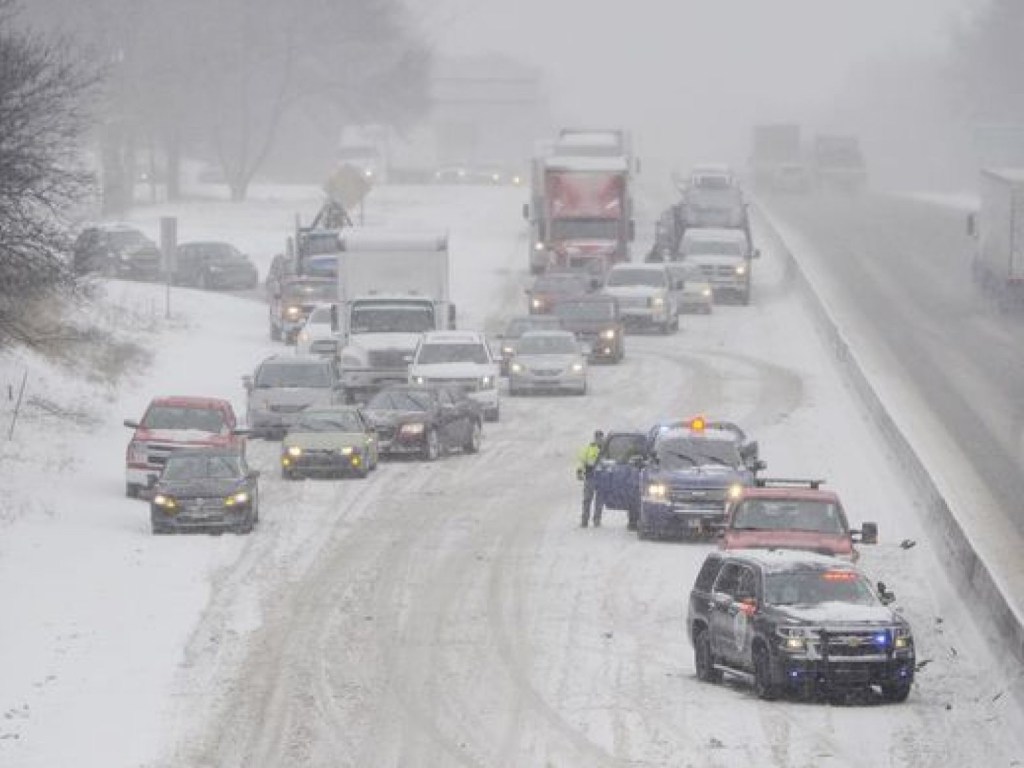 Снежный шторм в США оставил без света 250 тысяч человек