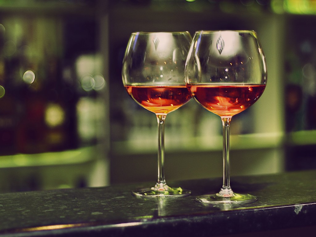 Пара бокалов вина перед сном помогают похудеть &#8212; ученые