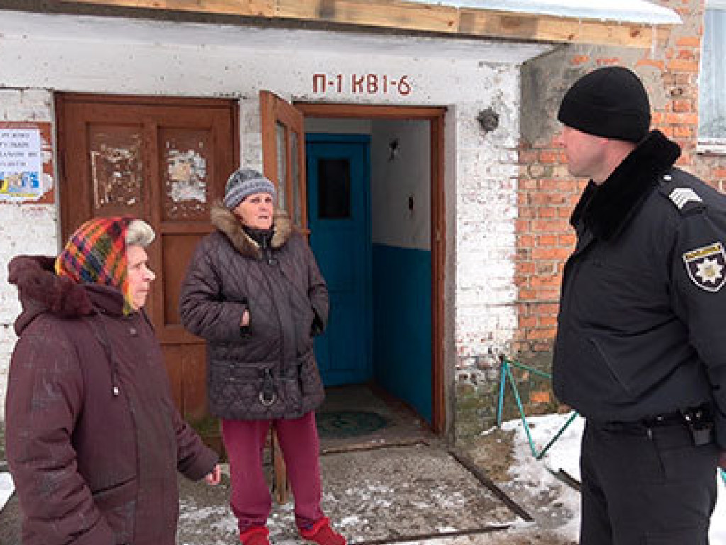 В Сумской области в подъезд жилого дома подбросили младенца (ФОТО)