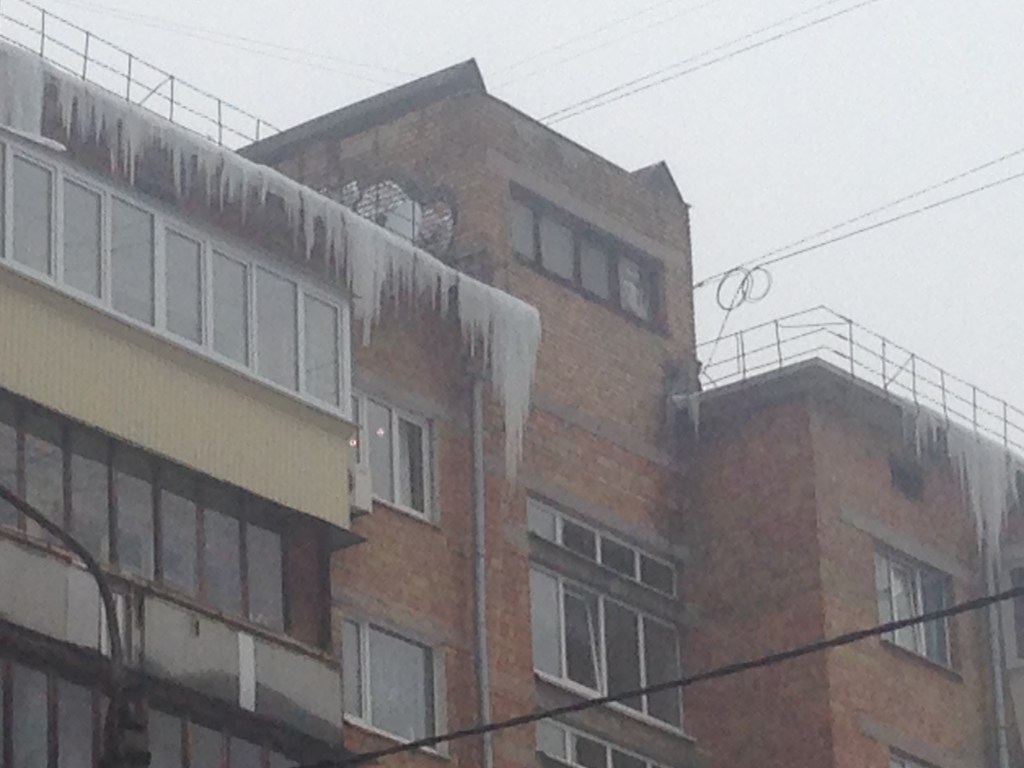 Гигантские сосульки на крыше вызвали тревогу у жителей столичного Печерска (ФОТО)
