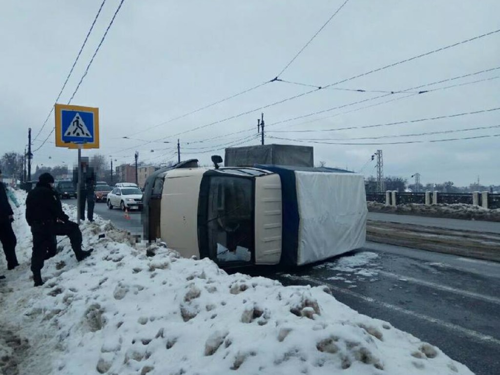 В Харькове «Газель» перевернулась на мосту (ФОТО)