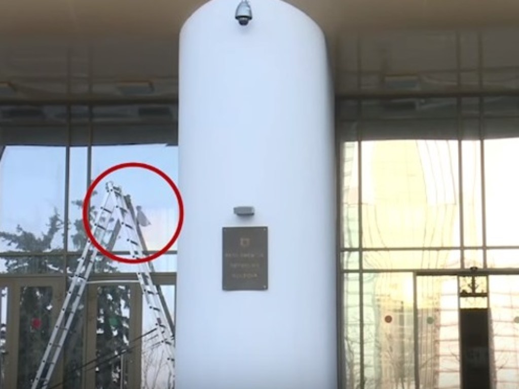 Нетрезвый мужчина метнул «коктейль Молотова» в здание парламента Молдовы (ФОТО, ВИДЕО)
