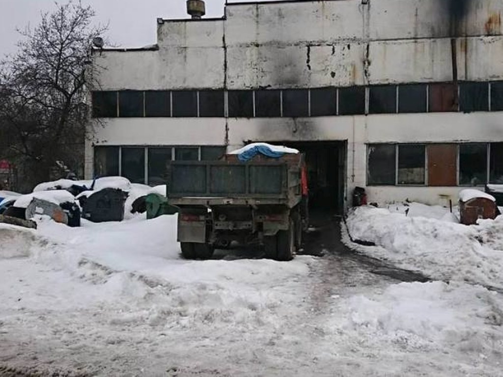 Пять автобусов сгорело на территории киевского АТП (ФОТО)