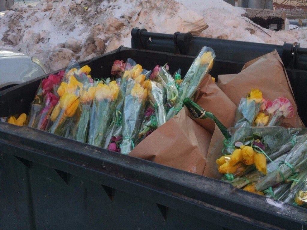 После 8 марта в Киеве появилась свалка цветов (ФОТО)