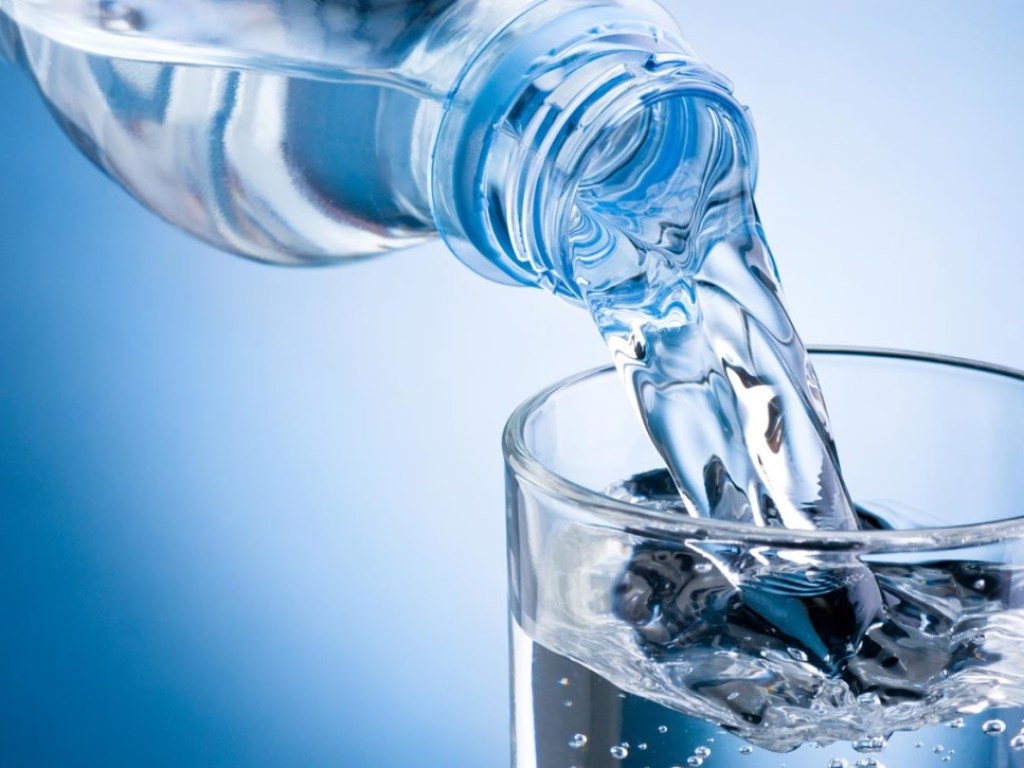 Косметолог: сохранить молодость и упругость кожи поможет минеральная вода