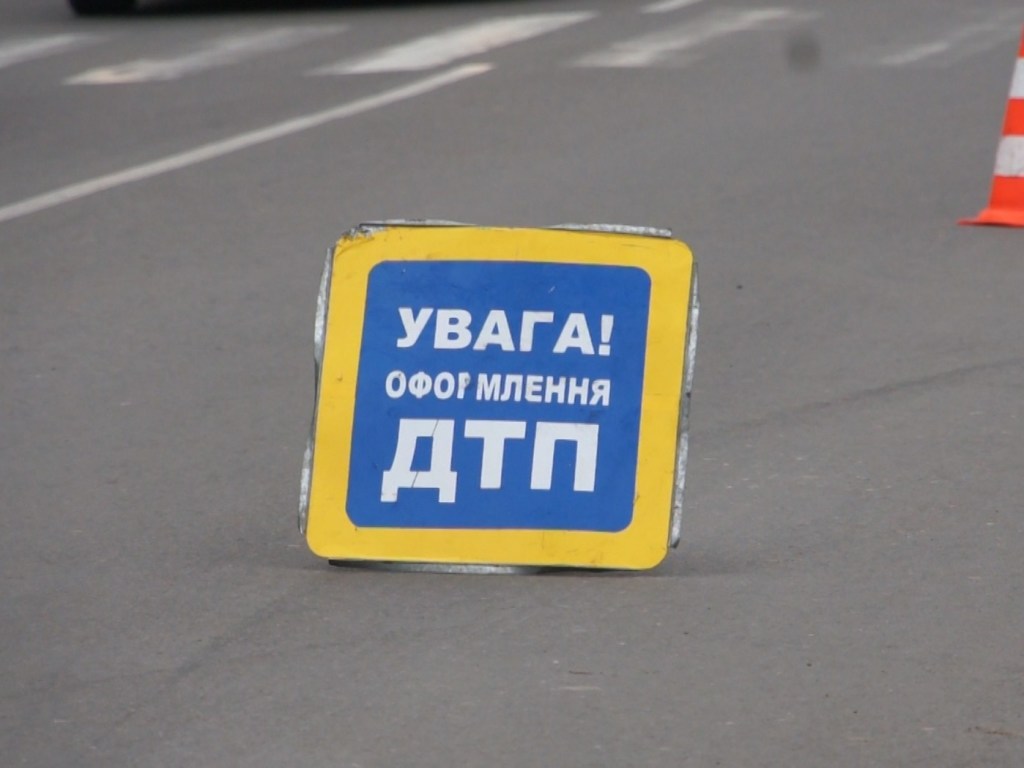 В Киеве автомобиль Infiniti занесло в отбойник на Житомирской трассе (ФОТО)