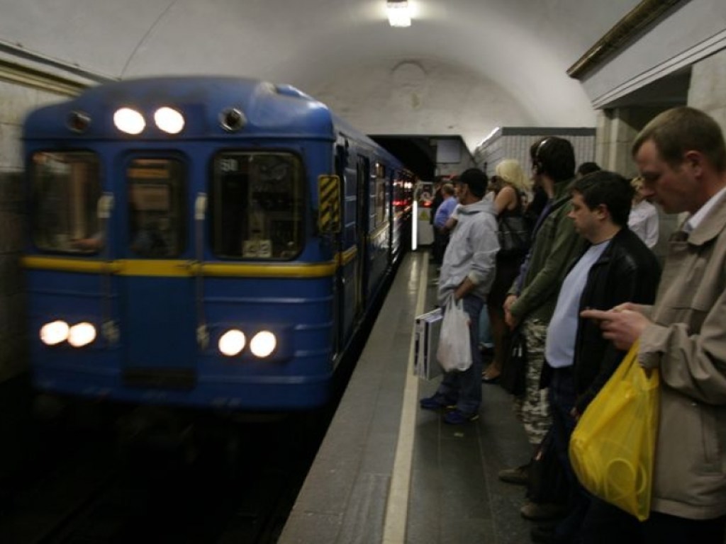 В Киеве на «зеленой» ветке метро произошло замыкание и пожар (ВИДЕО)