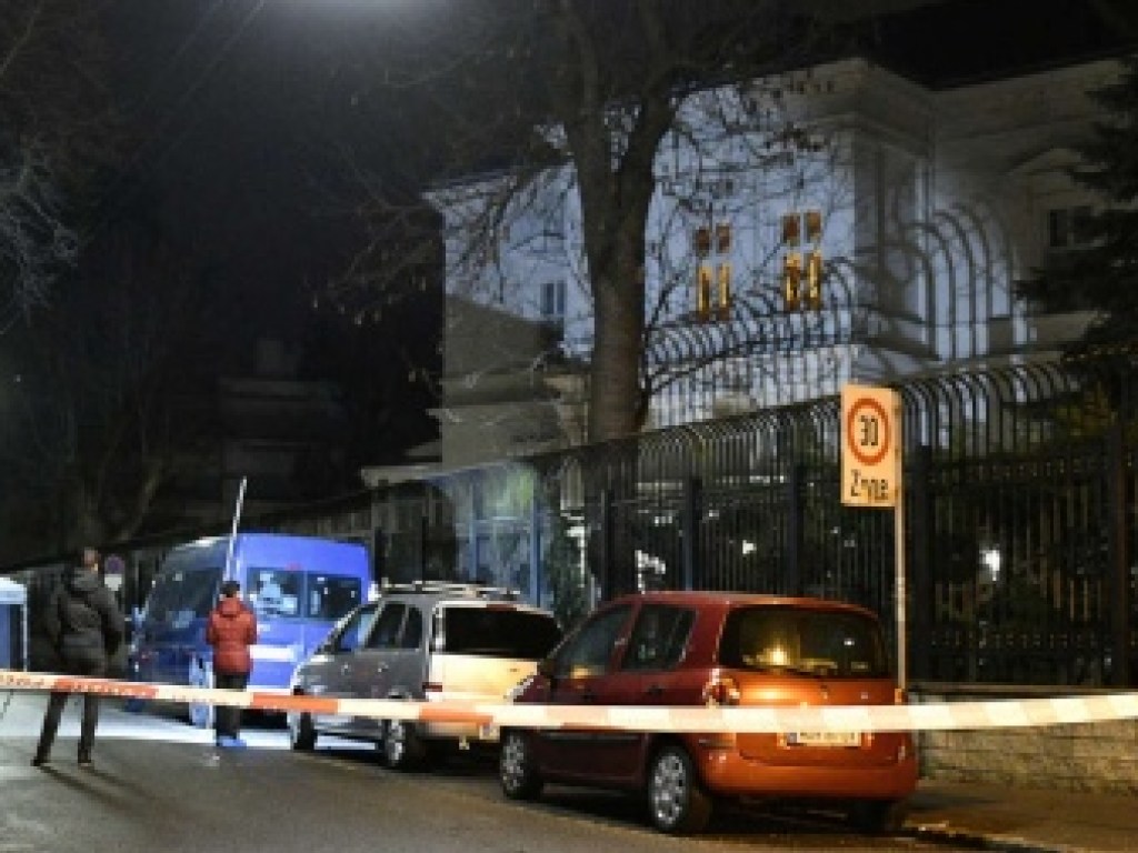 В Вене мужчина с ножом атаковал караул у резиденции посла Ирана (ФОТО)