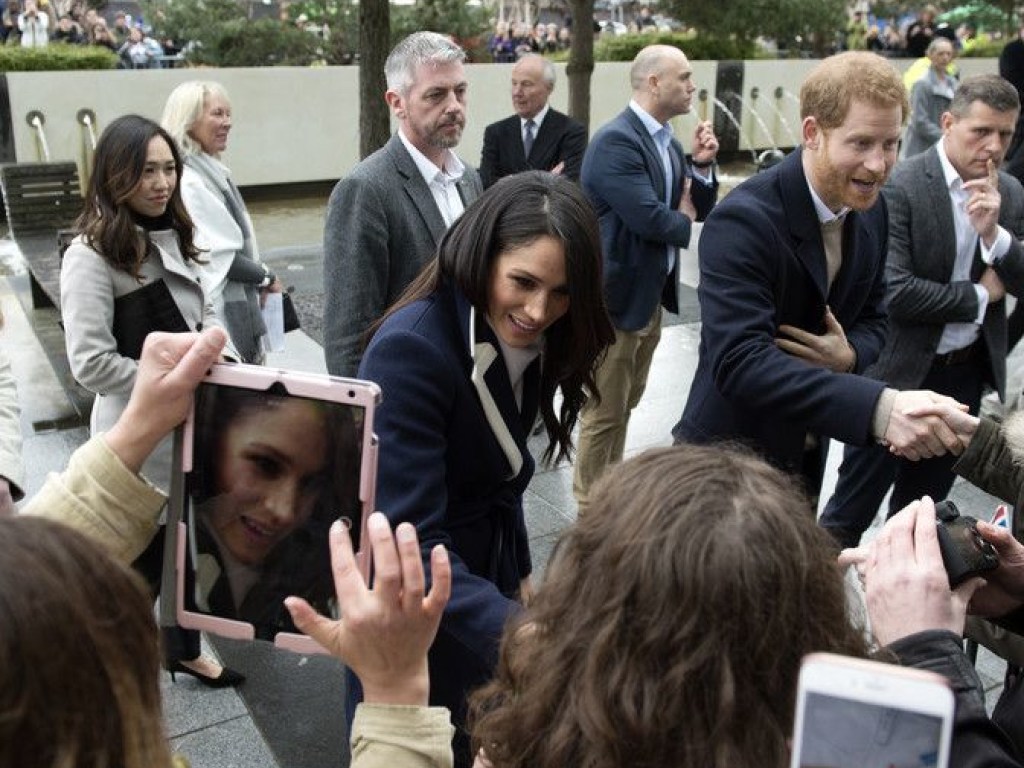 Невеста принца Гарри  появилась на публики в пальто бренда для среднего класса (ФОТО)