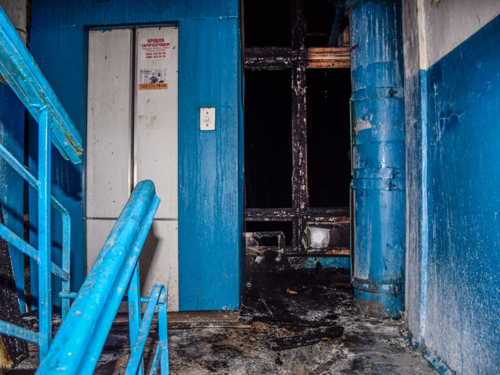 В Дарницком районе Киева на лестничной площадке многоэтажки произошел пожар (ФОТО, ВИДЕО)