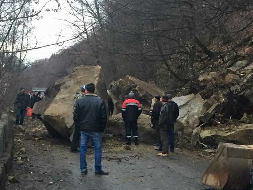 На Закарпатье обвалилась часть скалы над дорогой к горному селу (ФОТО)
