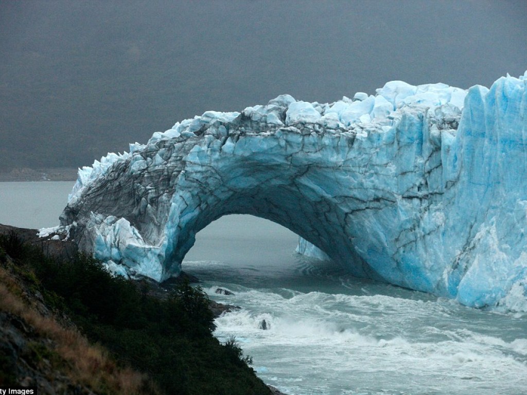 Уникальное зрелище: В Аргентине на глазах туристов в озеро рухнула ледяная арка (ФОТО)