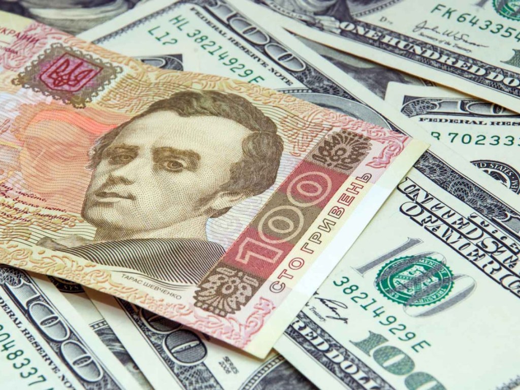 В обменниках Киева зафиксировали падение курса доллара и евро