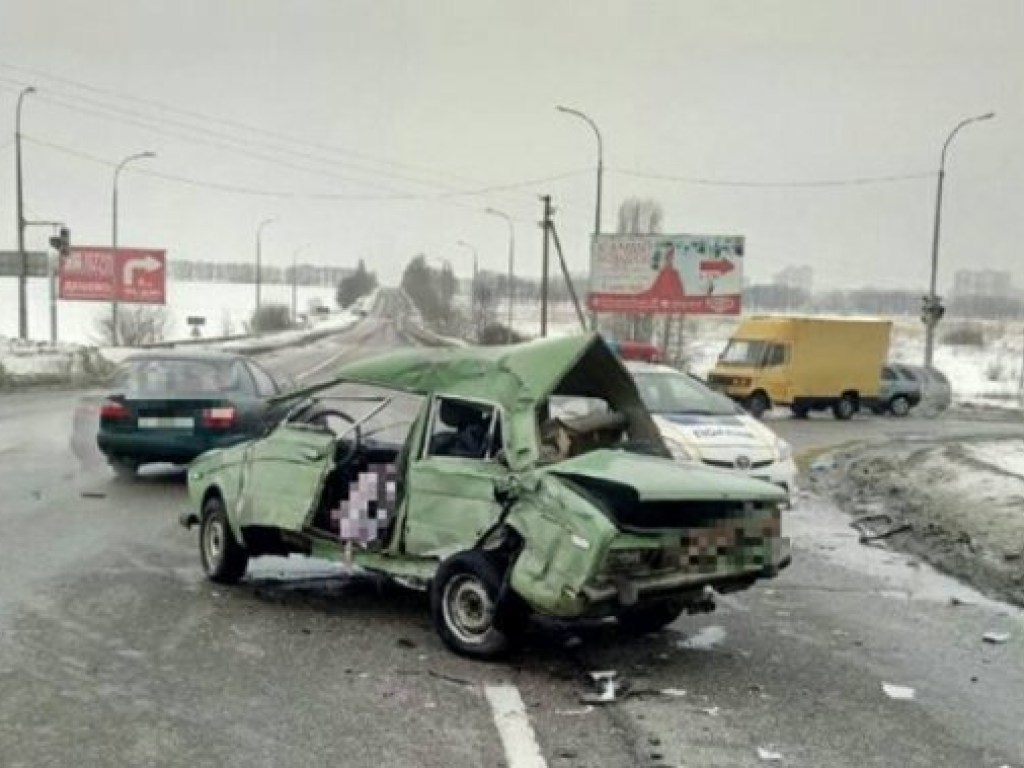 В Харькове на окружной дороге фура протаранила «шестерку», есть пострадавшие (ФОТО)