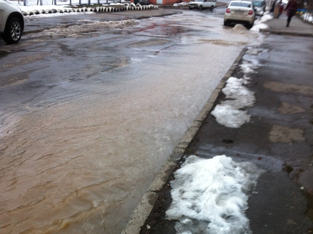 В Дарницком районе Киева прорвало теплотрассу, улица превратилась в реку (ФОТО)