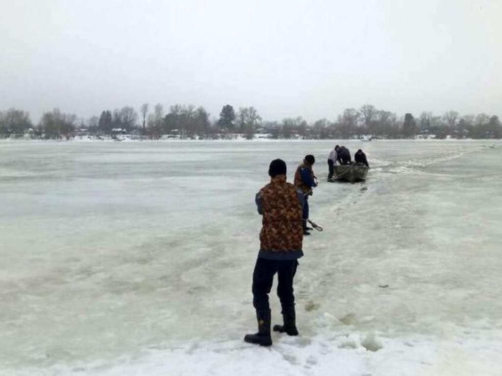 В Киевской области сотрудники ГСЧС спасли провалившегося под лед рыбака (ФОТО, ВИДЕО)