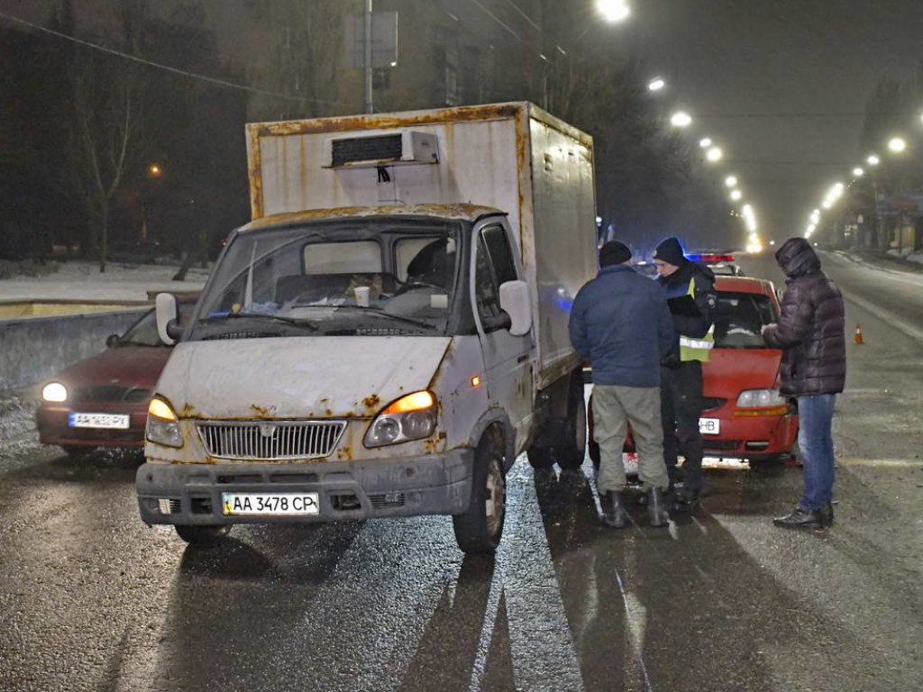 На правом берегу Киева из-за говорливой пассажирки произошло ДТП с участием 3 авто (ФОТО, ВИДЕО)