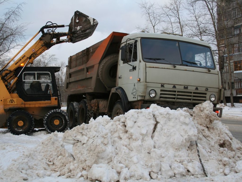 В сети показали уборку снега по-киевски (ВИДЕО)