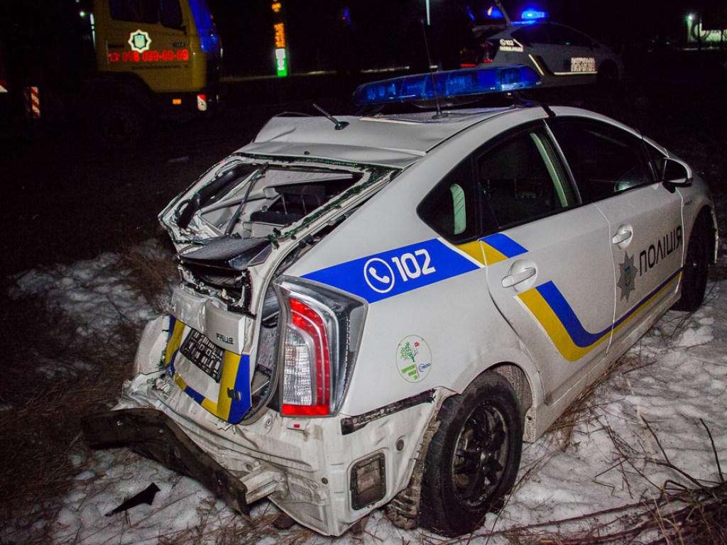 Возле Днепра грузовик Iveco столкнулся с полицейским Prius (ФОТО, ВИДЕО)