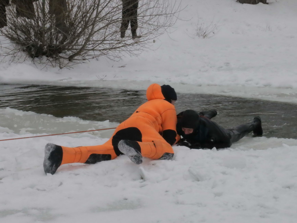Трое рыбаков провалились под лед в Ровенской области