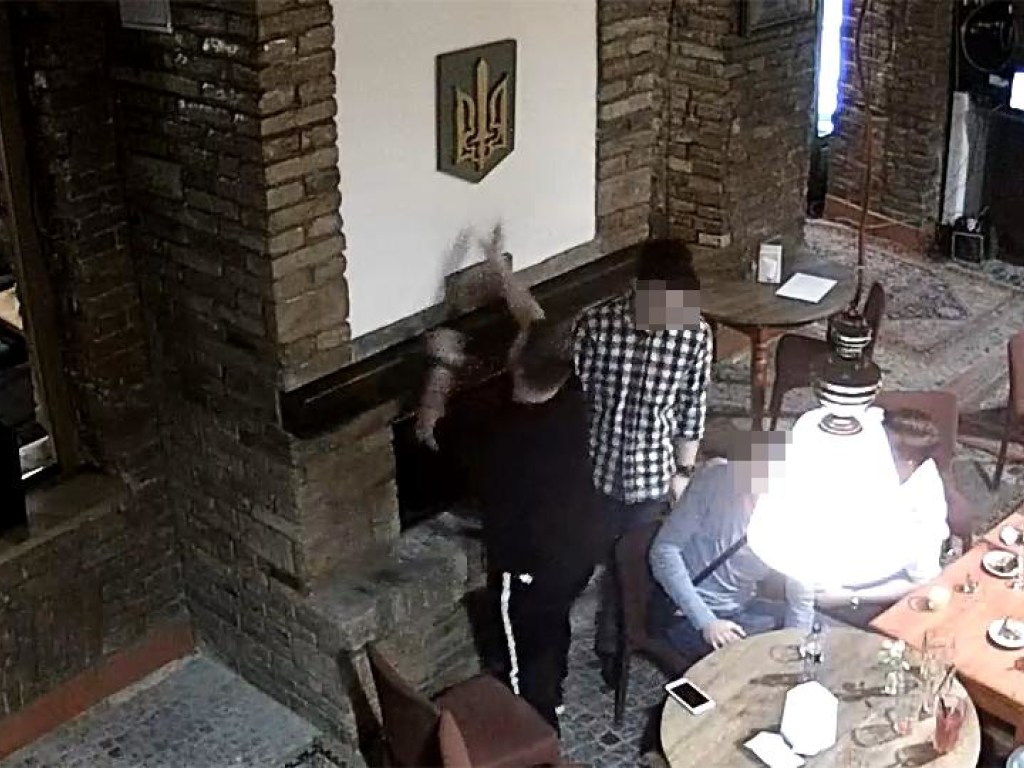 Из Украины депортировали 19-летнего поляка, который в камине ресторана на Тернопольщине сжег украинский герб (ФОТО)