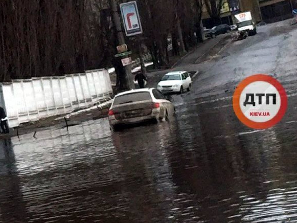 В Дарницком районе Киева улица превратилась в озеро: в водоеме глохнут иномарки (ФОТО, ВИДЕО) 