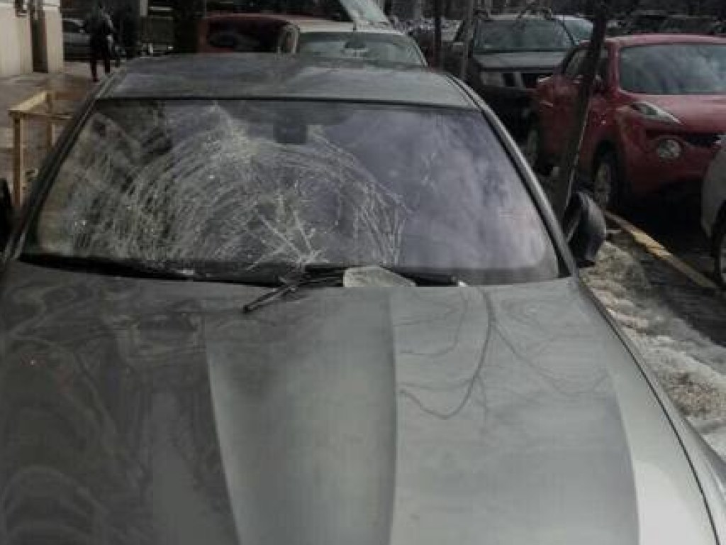 В центре Киева глыба льда с крыши рухнула на автомобиль (ФОТО)