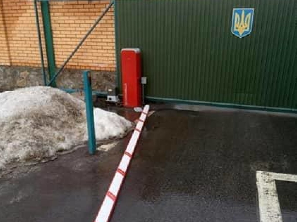 В Киеве водитель проломил шлагбаум на въезде на территорию Департамента патрульной полиции (ФОТО)