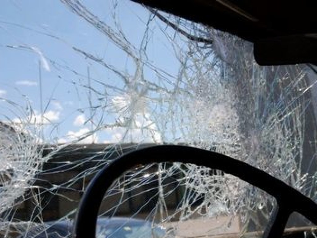В Азербайджане микроавтобус столкнулся с грузовиком, есть травмированные (ФОТО)