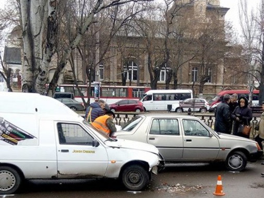 В центре Николаева столкнулись «Таврия», «Славута» и троллейбус (ФОТО)
