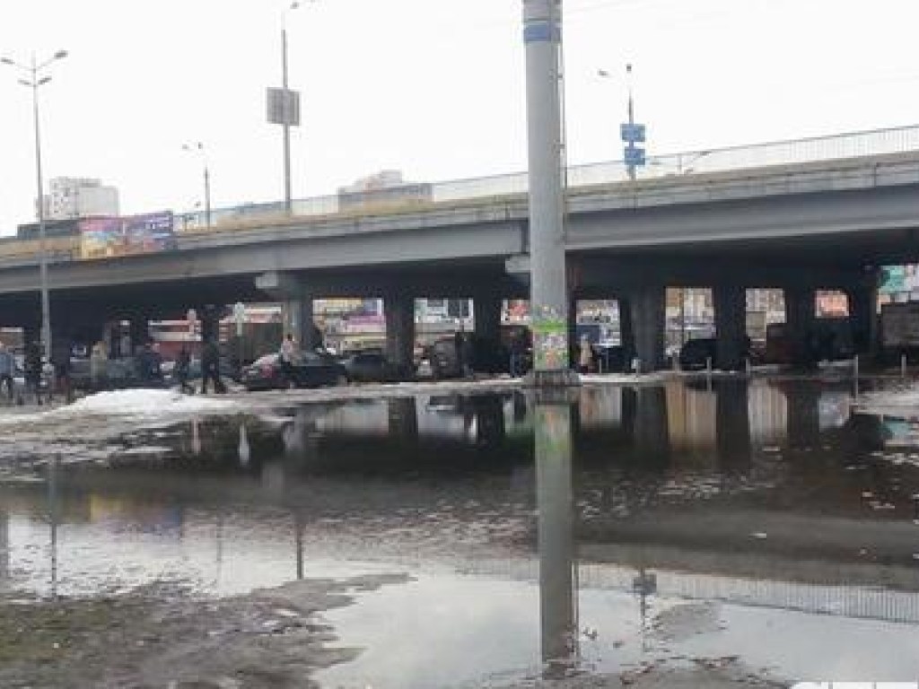 В Киеве возле метро появилось новое «озеро» (ФОТО)