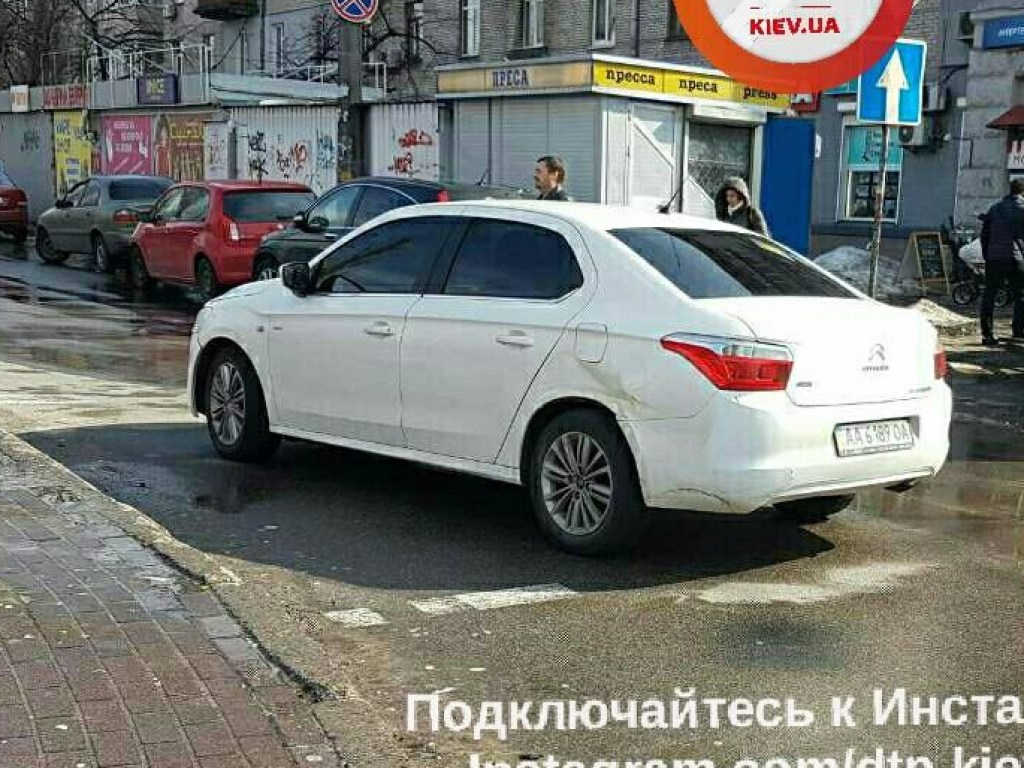 В Киеве водитель маршрутки нарушил ПДД и допустил столкновение с Citroën (ФОТО)