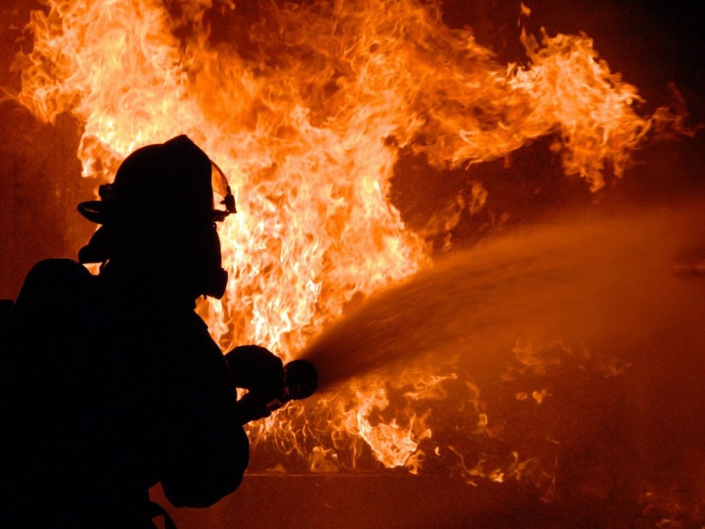 Одесские спасатели потушили масштабный пожар в частном секторе