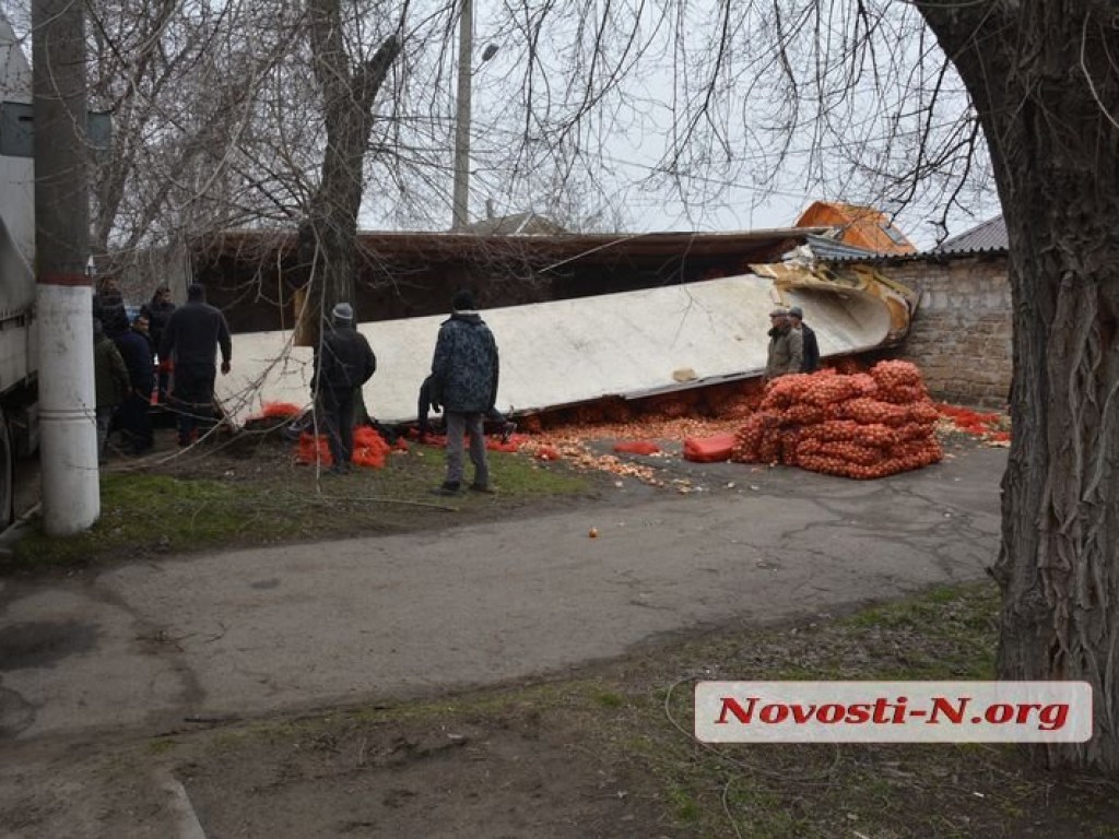 В Николаеве тягач DAF с тоннами лука протаранил дом (ФОТО, ВИДЕО)