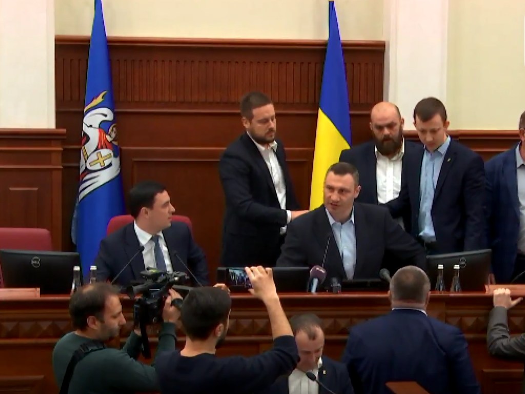 Трибуну Киевсовета заблокировали, Кличко оставили без микрофона (ФОТО)