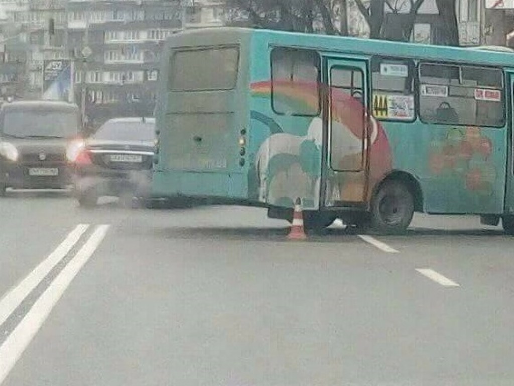 В Печерском районе Киева на дороге застрял автобус: автомобили объезжают по встречной полосе (ФОТО)