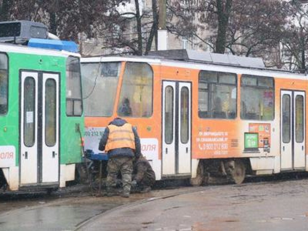 В Днепре трамвай сошел с рельсов (ФОТО)