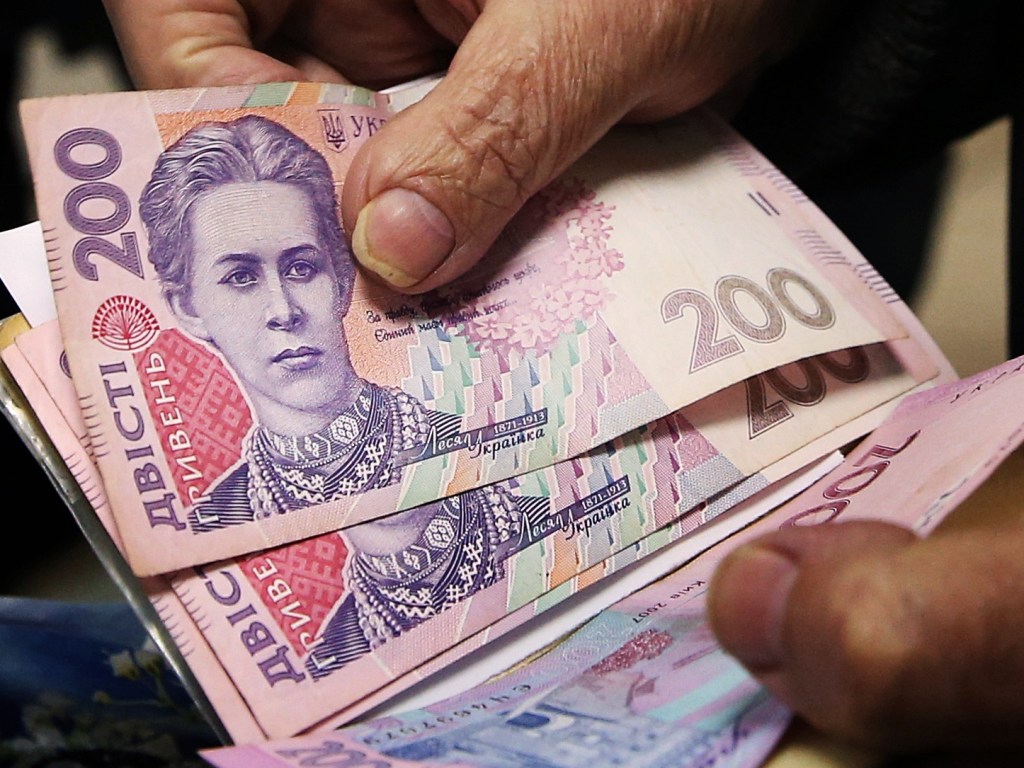 За год украинцы в Польше совершили денежных переводов на 100 миллиардов гривен