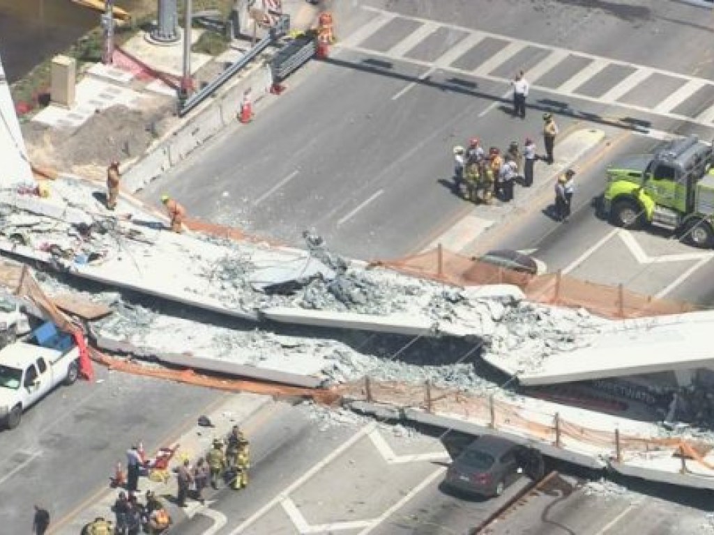 Во Флориде обрушился пешеходный мост, есть погибшие (ФОТО, ВИДЕО)