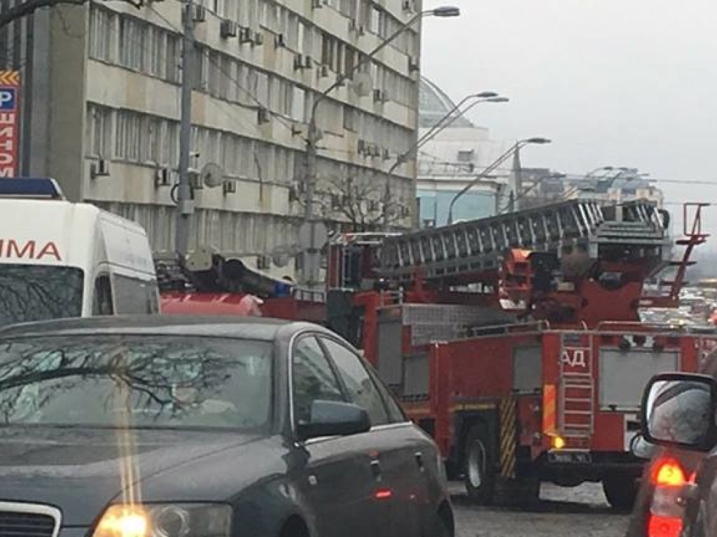 В центре Киева произошел пожар на подземном паркинге, людей эвакуируют (ФОТО)