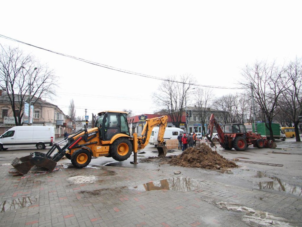 На проезжей части в Днепре провалился асфальт: улицу перекрыли (ФОТО)