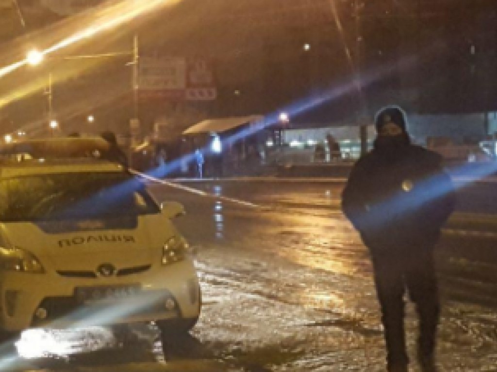 На проспекте Маяковского в Киеве мужчина бросил в полицейских взрывное устройство (ФОТО)