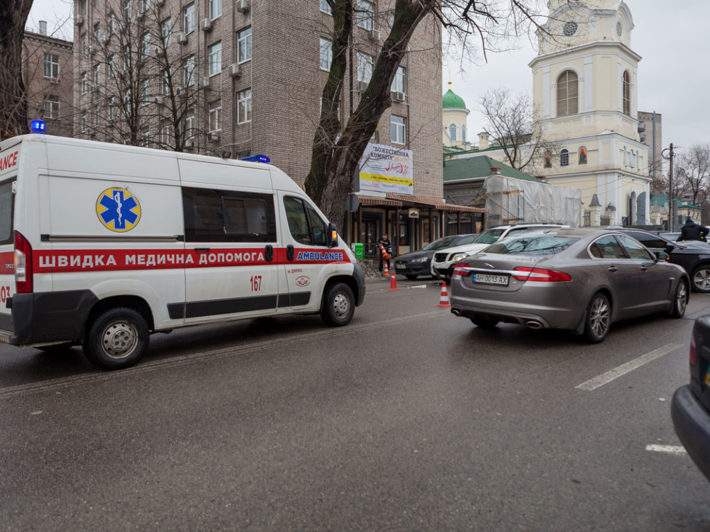 В Днепре столкнулись Skoda и Mercedes: пострадала беременная женщина (ФОТО)