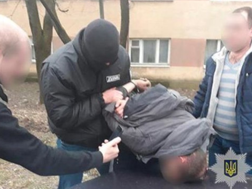 На Закарпатье спасатель ГСЧС  продавал наркотики (ФОТО)