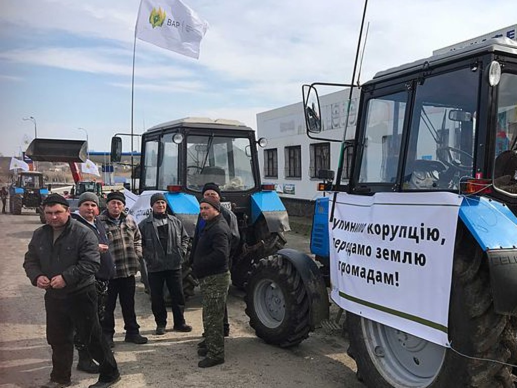 Аграрии перекрыли трассу «Одесса-Рени»: требуют изменений в Налоговый кодекс (ФОТО)