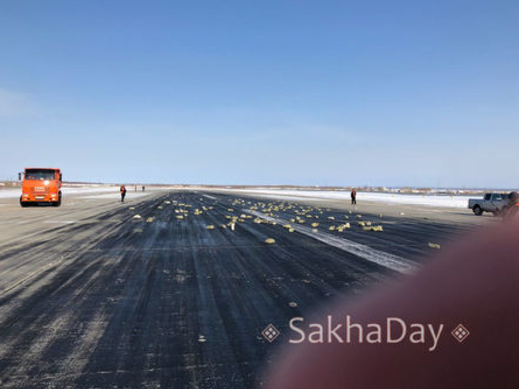 В аэропорту Якутска из грузового самолета выпали золотые слитки (ФОТО)