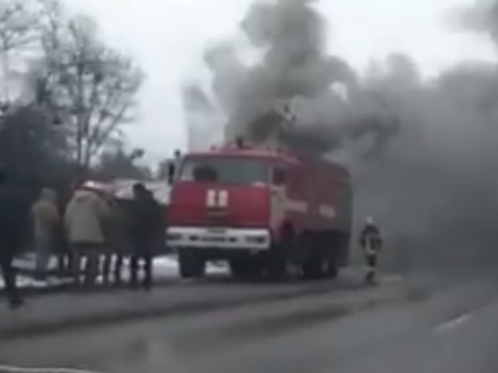 В Киеве возле метро «Красный Хутор» начался пожар на стройке возле электроподстанции (ФОТО, ВИДЕО)