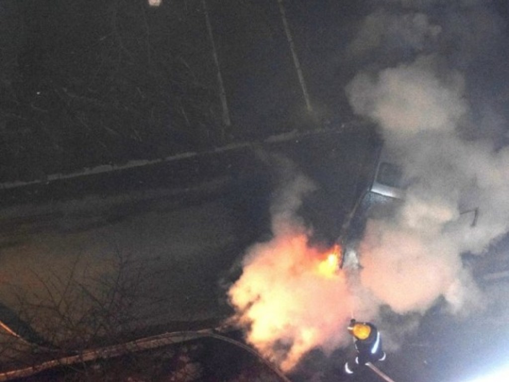В Луцке горящий автомобиль врезался в дом (ФОТО)